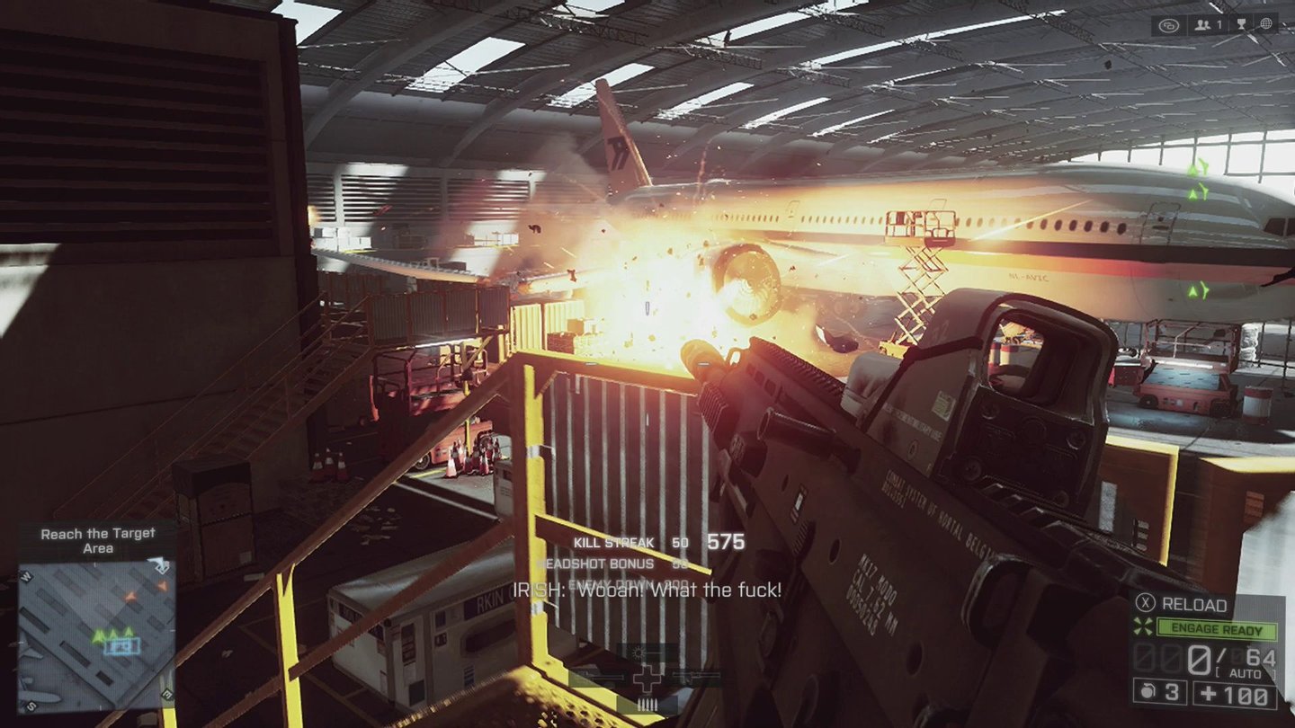 Battlefield 4 (PS4)Dank der Frostbite 3-Engine geht in den Levels einiges kaputt und immer mal wieder erhellen fette Explosionen wie hier das Bild.