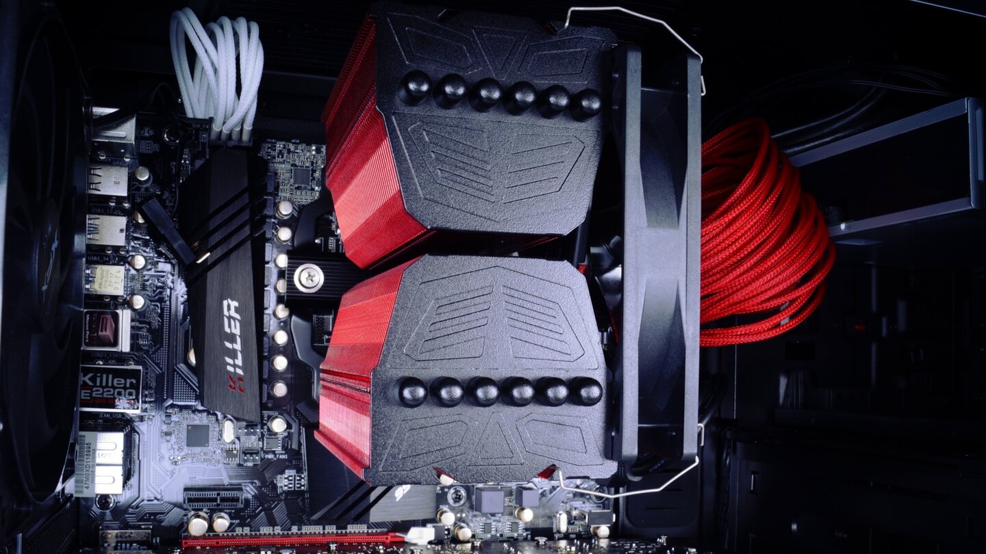 Selbst bei den Lamellen des CPU-Kühlers wird der Mut zur Farbe beibehalten, auch sie erstrahlen in einem kräftigen Rot.
