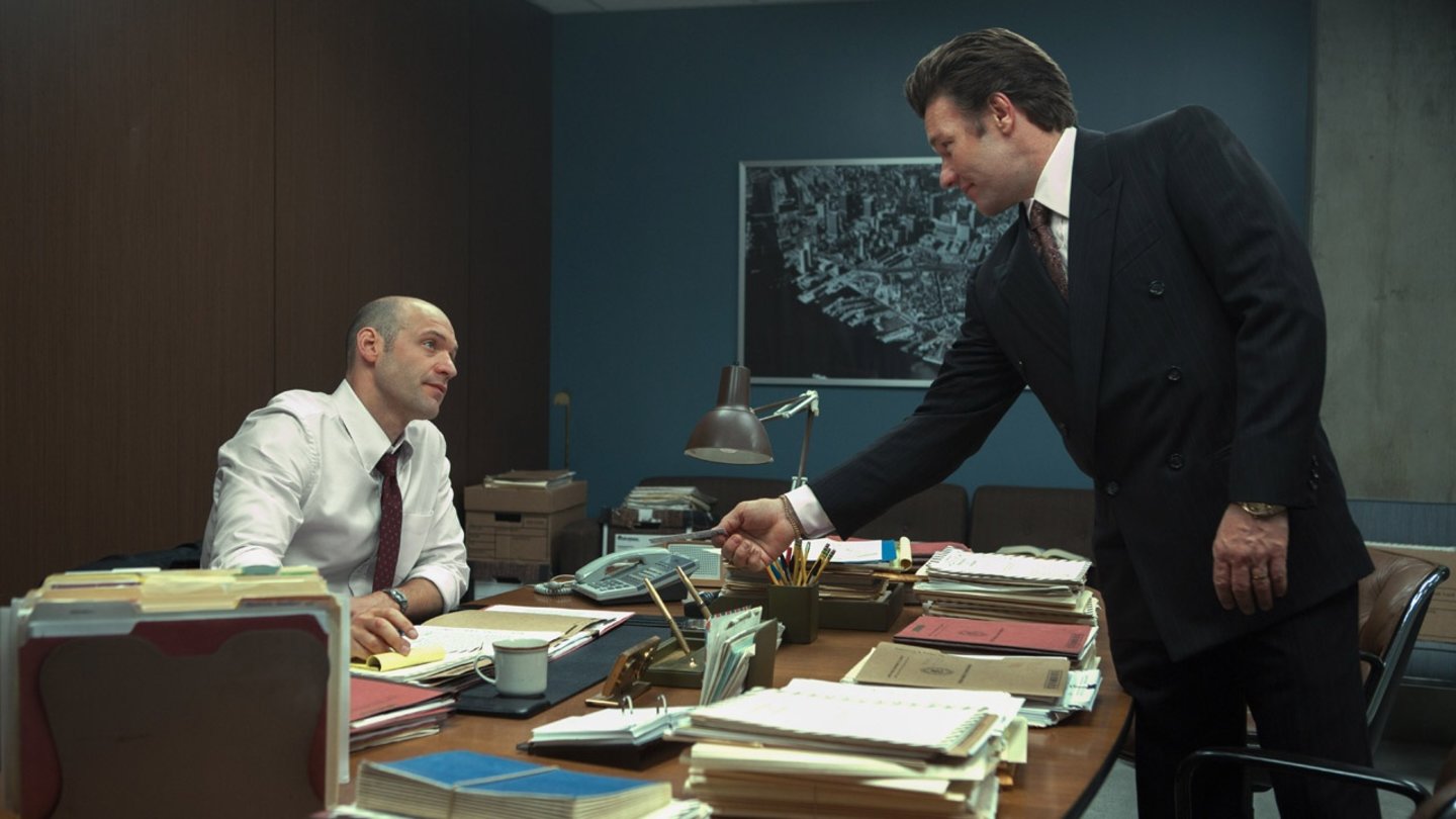 Black MassDer überkorrekte Staatsanwalt (Corey Stoll) lässt sich nicht auf die zwielichten Machenschaften des FBI-Agenten (John Connelly) ein.