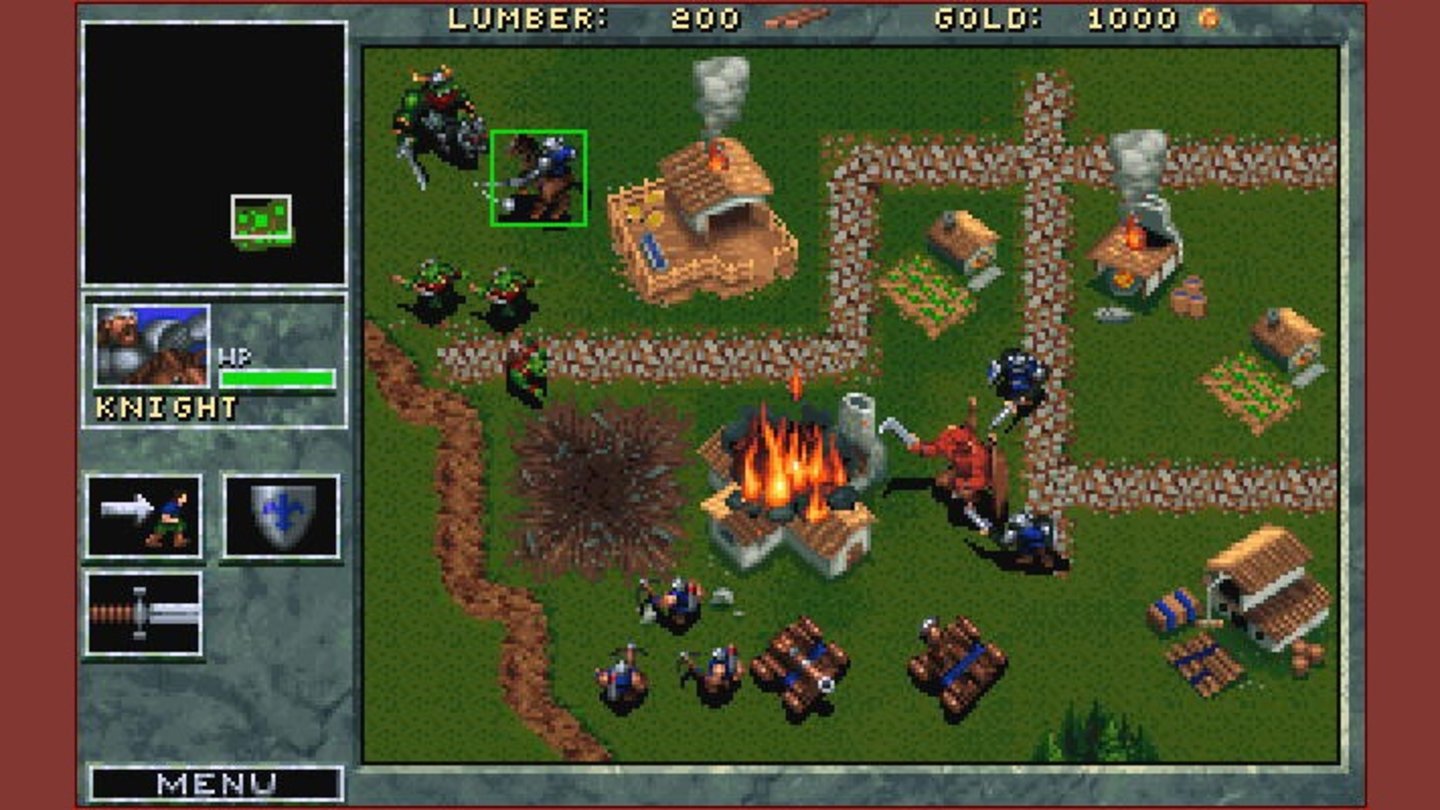 Warcraft: Orcs & Humans (1994)Das Strategiespiel Warcraft: Orcs & Humans erschien nur zwei Jahre nach Dune 2, dem Vater der Echtzeitstrategie, und gehört damit selbst zum Genre-Urgestein. Es erwies sich in vielerlei Hinsicht als wegweisend, zum Beispiel führte es einen normalen Gefechtsmodus außerhalb der Kampagne ein und neue Missionstypen wie etwa Einsätze, in denen kein Spieler neue Truppen nachrekrutieren kann. Obendrein sorgte es mit seinem Mehrspielermodus dafür, dass Multiplayer bis heute als zentrales Element von RTS gilt.
Warcraft: Orcs & Humans erzählt den Krieg zwischen den Menschen (Allianz) und Orks (Horde) in der Welt von Azeroth. Die beiden Seiten unterscheiden sich aber größtenteils optisch, nur die Eliteeinheiten besitzen tatsächlich unterschiedliche Zauber und Fähigkeiten. Warcraft legte aber bereits den Grundstein für Blizzards Tradition, seine Spiele mit einer reichen Hintergrundgeschichte zu unterfüttern. Wenn auch zunächst mit Hindernissen und wenig Plan: Als Bill Roper die Einleitung vertonen wollte, fiel ihm erst im Studio auf, dass es gar kein Drehbuch dafür gab und er improvisierte einfach.