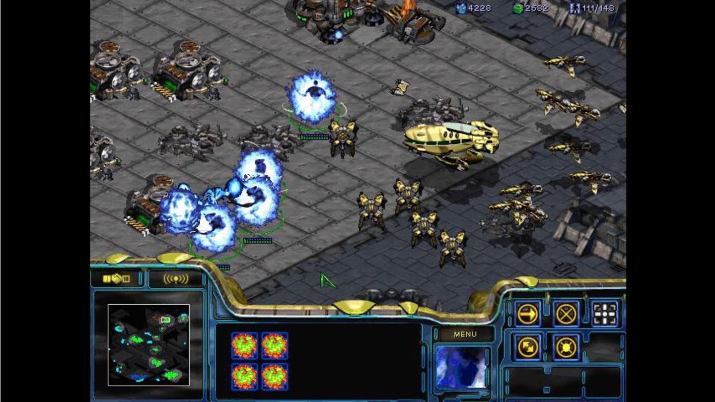 Starcraft (1998)Mit Starcraft erschien 1998 schließlich die dritte große Marke in Blizzards Kronjuwelen-Triumvirat. Ursprünglich sollte es einfach Warcraft im Weltraum werden, aber nach eher verhaltenen Reaktionen auf der E3 1996 überlegten sich die Entwickler ein ehrgeizigeres Konzept. Anders als in Warcraft sollten nun drei völlig unterschiedliche Völker um die Vorherrschaft ringen, alle mit eigenen Einheiten und Stärken: Die menschlichen Terraner, der Zerg-Schwarm und die fortschrittlichen Protoss. Die spannende Geschichte rund um Revolution und Verrat wird in drei Kampagnen erzählt, eine für jedes Volk. Als Marshal James Raynor erleben wir die Invasion der Zerg in terranisches Gebiet, was auch die Protoss auf den Plan ruft. Gemeinsam mit der Elitesoldatin Sarah Kerrigan versuchen wir die Zerg zurückzuschlagen – bis sie den Aliens in die Hände fällt und zu ihrer Anführerin mutiert.
Trotz der grundlegend unterschiedlichen Völker hat Starcraft seine Balance über die Jahre nahezu perfektioniert. Nicht umsonst erfreut sich Starcraft bis heute einer riesigen Fan-Gemeinde. Besonders in Südkorea ist rund um das Spiel eine gewaltige E-Sport-Gemeinde gewachsen, als Nationalsport kann man es durchaus mit Fußball in Deutschland vergleichen. Und das, obwohl Starcraft mit einiger Verspätung und veralteter Grafik erschien. Schon damals nahm sich Blizzard im Zweifelsfall eher mehr Zeit für die Fertigstellung eines Spiels, was sich auch durch ihre weiteren Veröffentlichungen ziehen sollte.
Auch aus Unternehmenssicht gab es im Jahr 1998 eine große Veränderung bei Blizzard. So wurde die Spieleschmiede an den französischen Verlag Havas verkauft, der wiederum von Vivendi Universal gekauft wurde. Damit wurde das zu Vivendi gehörende Unternehmen Sierra zum Publisher der folgenden Blizzard-Spiele.