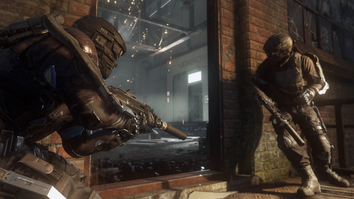 Call of Duty: Advanced WarfareMan beachte den Metallrahmen um die Hände der Söldner. Damit können sie Türen kurzerhand aufschlagen, ohne sich zu verletzen.
