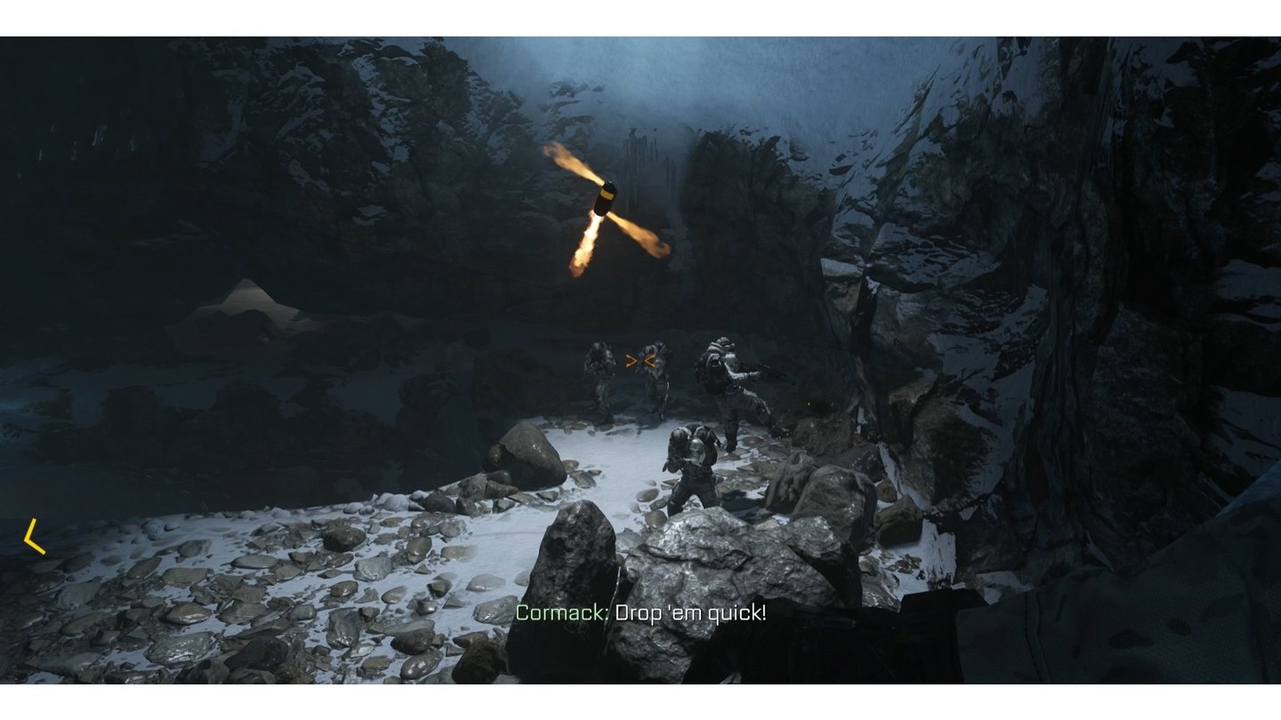 Call of Duty: Advanced WarfareWährend sich der Gegner ganz rechts noch abseilt, haben wir schon eine Smart-Granate geworfen, die allein ihr Ziel findet und vorher kurz in der Luft schwebt.