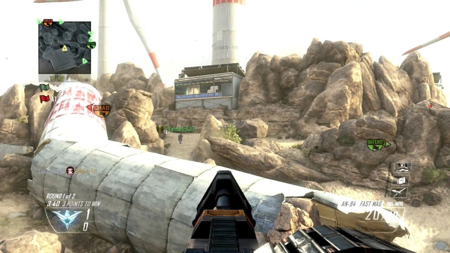 Call of Duty: Black Ops 2 - Multiplayer (Xbox 360)Auf der Karte »Turbine« steht ein stationäres MG rum. Obwohl man daran ein leichtes Ziel für Scharfschützen abgibt, kann sich das Risiko lohnen.