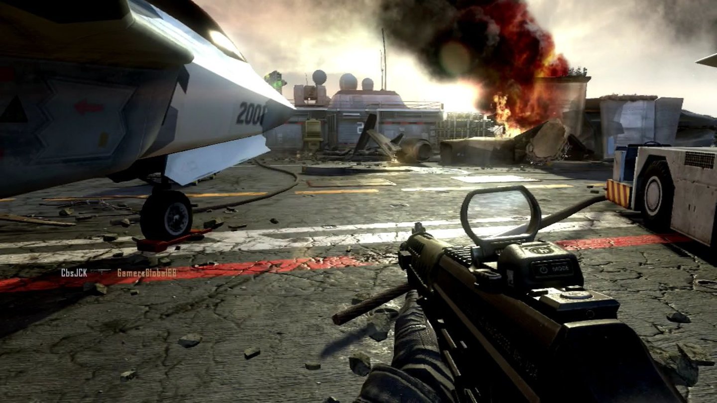 Call of Duty: Black Ops 2 - Multiplayer (Xbox 360)Bei den Umgebungen lässt sich Treyarch nicht lumpen: Hier kämpfen wir auf einem zerstörten Flugzeugträger voller Hightech-Jets.