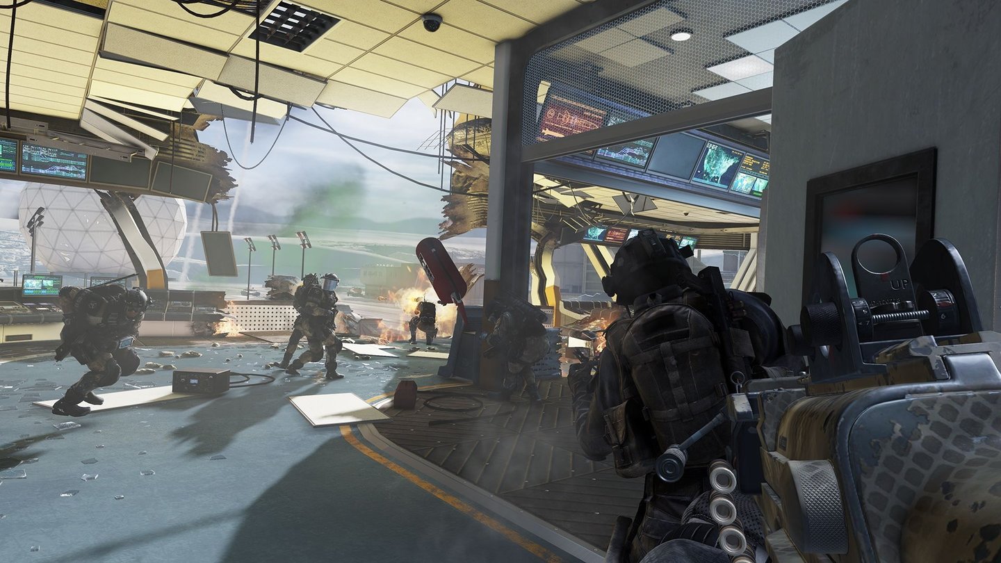 Call of Duty: Ghosts - PC-ScreenshotsAuch das Zeitlupen-Stürmen eines von Gegnern besetzen Raums gehört zur Tradition der Serie. Wer hier den Feuerlöscher erwischt, spart Kugeln.