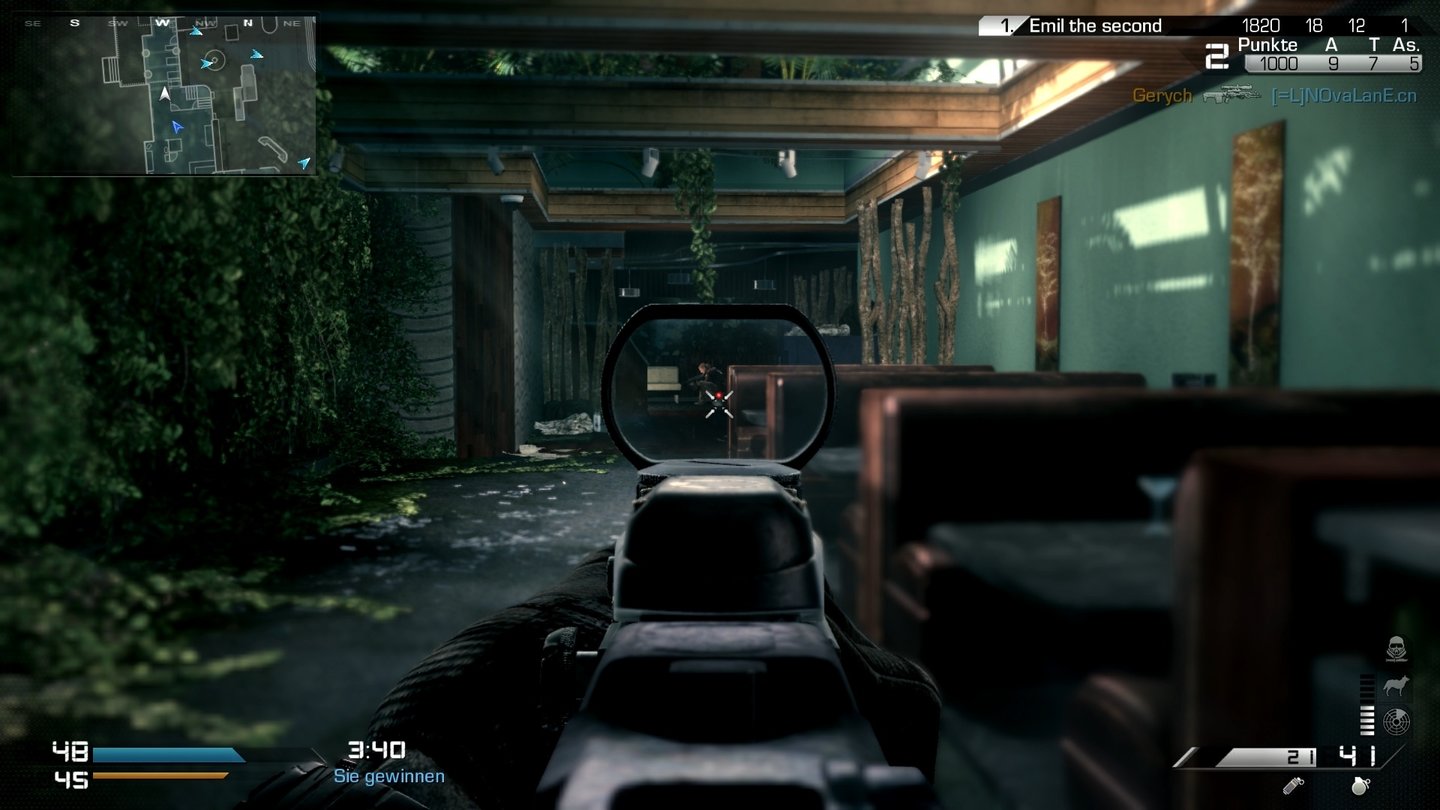 Call of Duty: Ghosts - Screenshots aus dem Multiplayer-ModusHier entdecken wir einen tapferen Recken, der pflichtgemäß sein ihm zugeteiltes Stückchen Gang bewacht. Hätte er mal lieber in die andere Richtung geschaut.