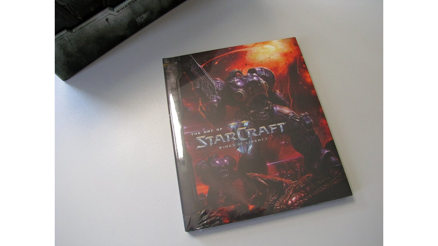 Collector's Edition von StarCraft 2 ausgepacktGanz hinten im Schuber steckt das Art of StarCraft-Buch. In dem 176 Seiten umfassenden Hardcover-Buch sind Konzeptzeichnungen und auch fertige Render-Grafiken enthalten.