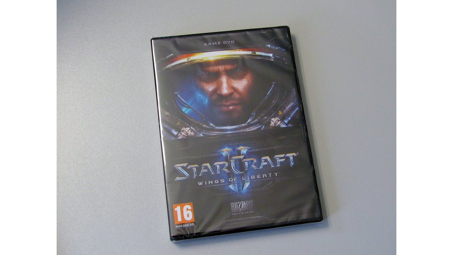 Collector's Edition von StarCraft 2 ausgepacktDer wichtigste Inhalt ist aber natürlich die Spiel-DVD. StarCraft 2 wird auf einer DVD ausgeliefert. Nach der Battle.net-Aktiverung können Sie den rund sieben GByte großen Client aber auch jederzeit neu herunterladen.