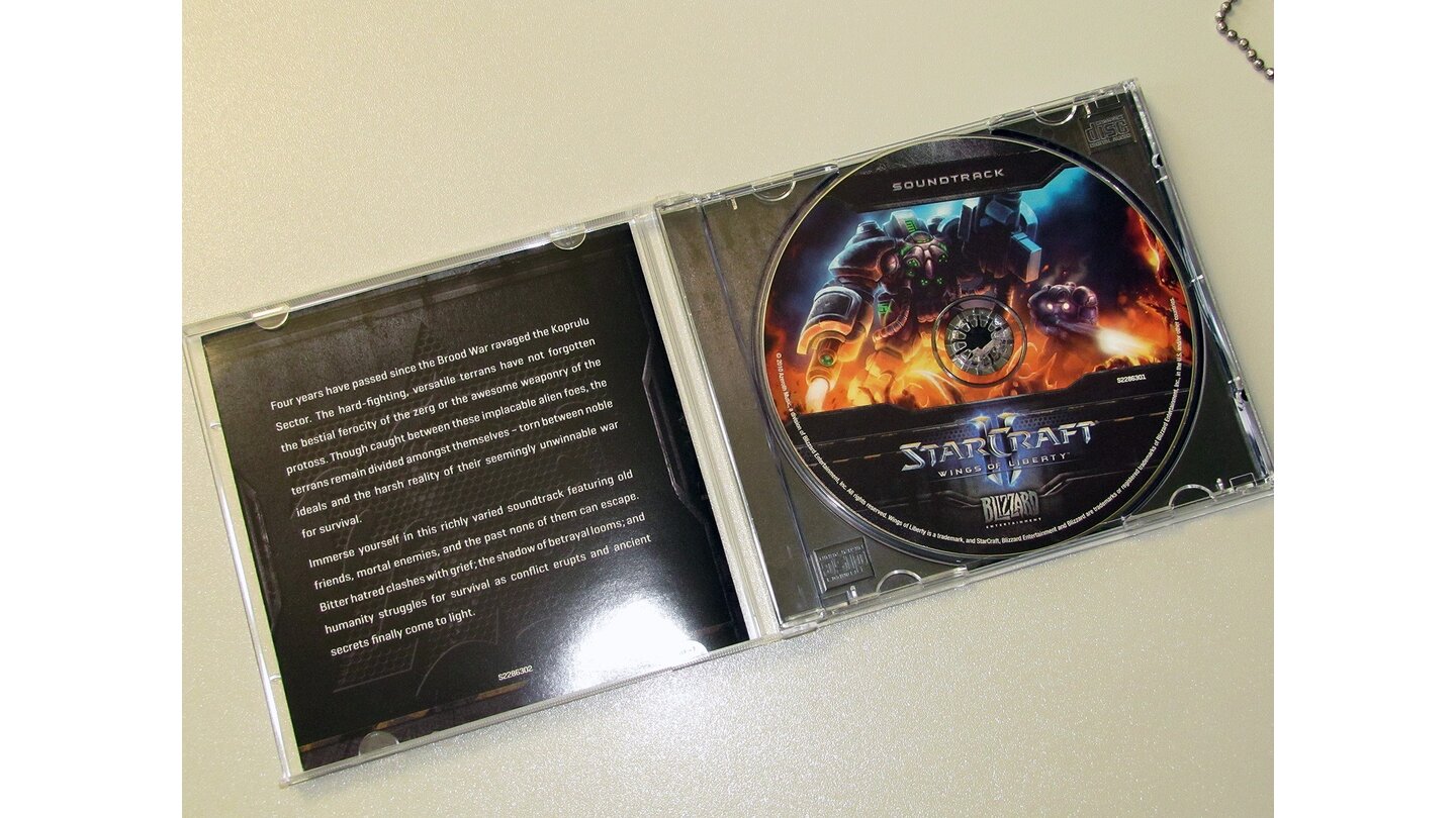 Collector's Edition von StarCraft 2 ausgepacktDie CD enthält 14 Stücke, die auch in der Kampagne oder als Hintergrundmusik im Spiel selbst zu hören sind.