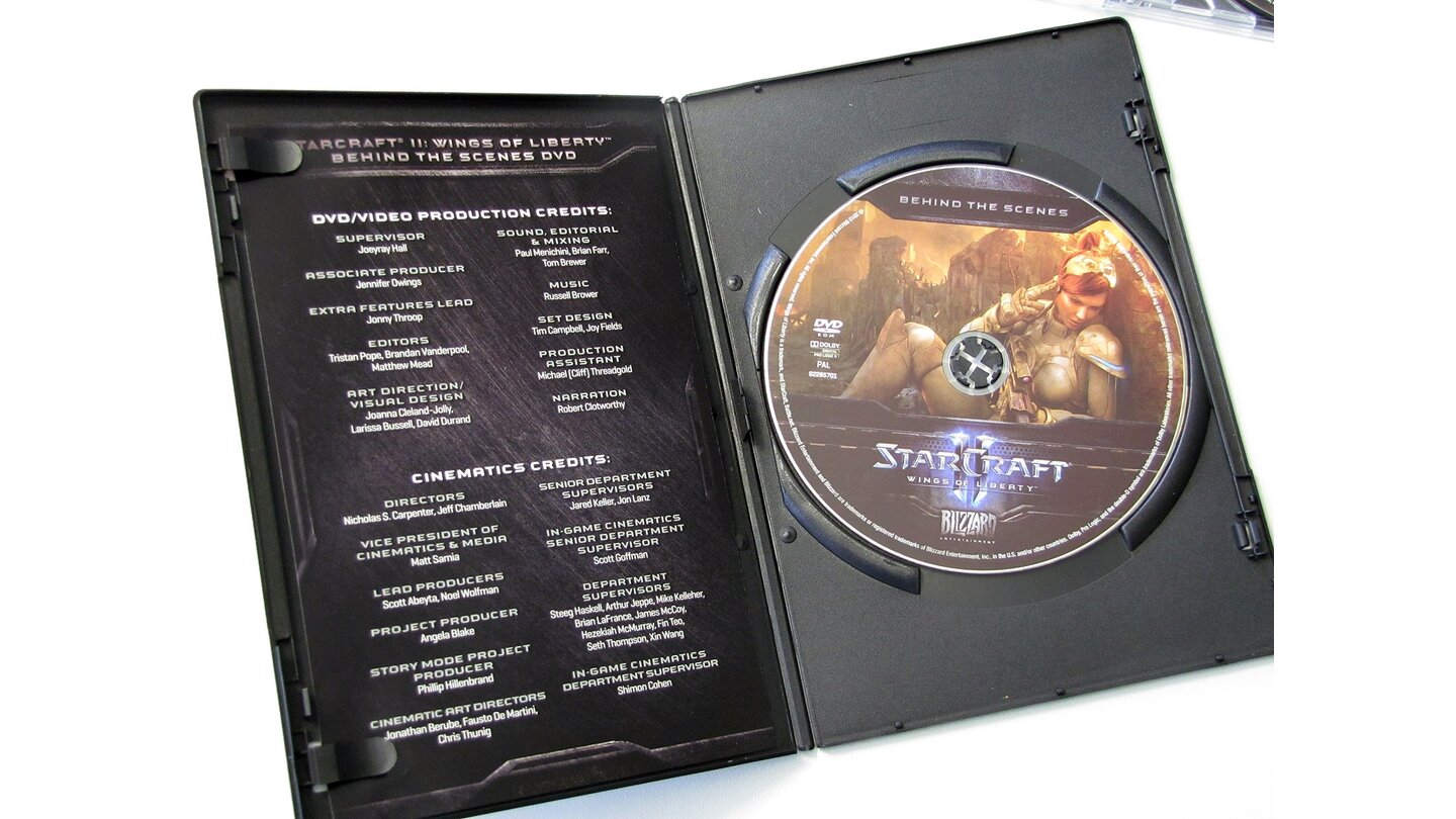 Collector's Edition von StarCraft 2 ausgepacktDiese enthält ingesamt knapp zwei Stunden Entwicklerkommentare, Interviews, einen StarCraft-Rückblick sowie Render- und Story-Videos.