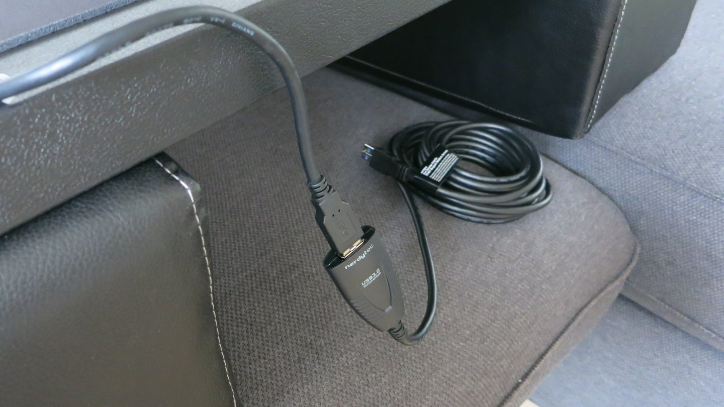 Das mitgelieferte aktive USB 3.0-Kabel ist fünf Meter lang. Im Test konnte es problemlos eine Tastatur mit RGB-Beleuchtung, eine beleuchtete Maus, ein Gamepad und ein USB-Headset mit Strom versorgen.