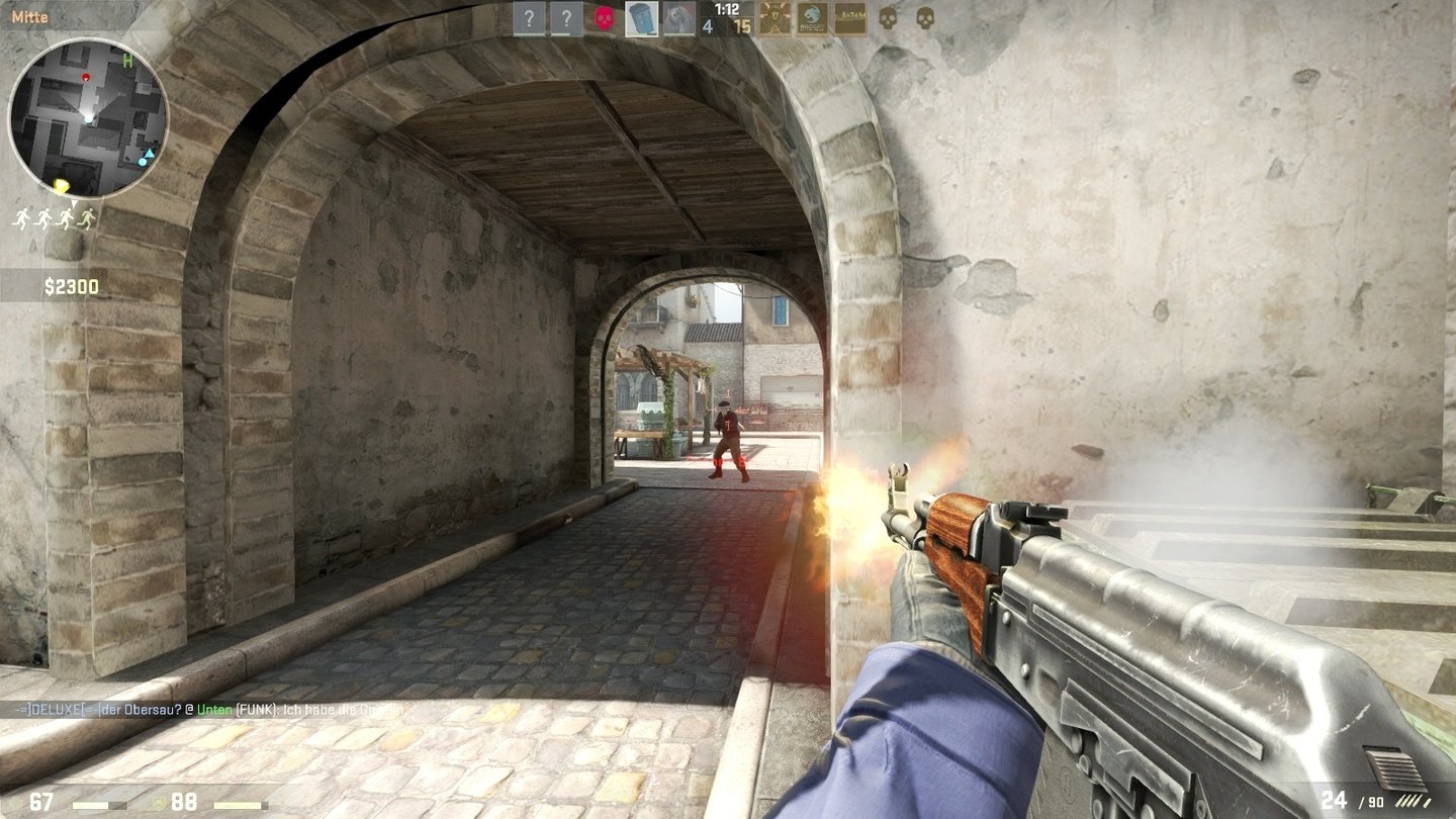 Counter-Strike: Global Offensive (Xbox 360)Auf cs_italy vesucht ein Terrorist, uns in den Rücken zu fallen. Er ist zu laut, wir wissen, von wo er kommt.