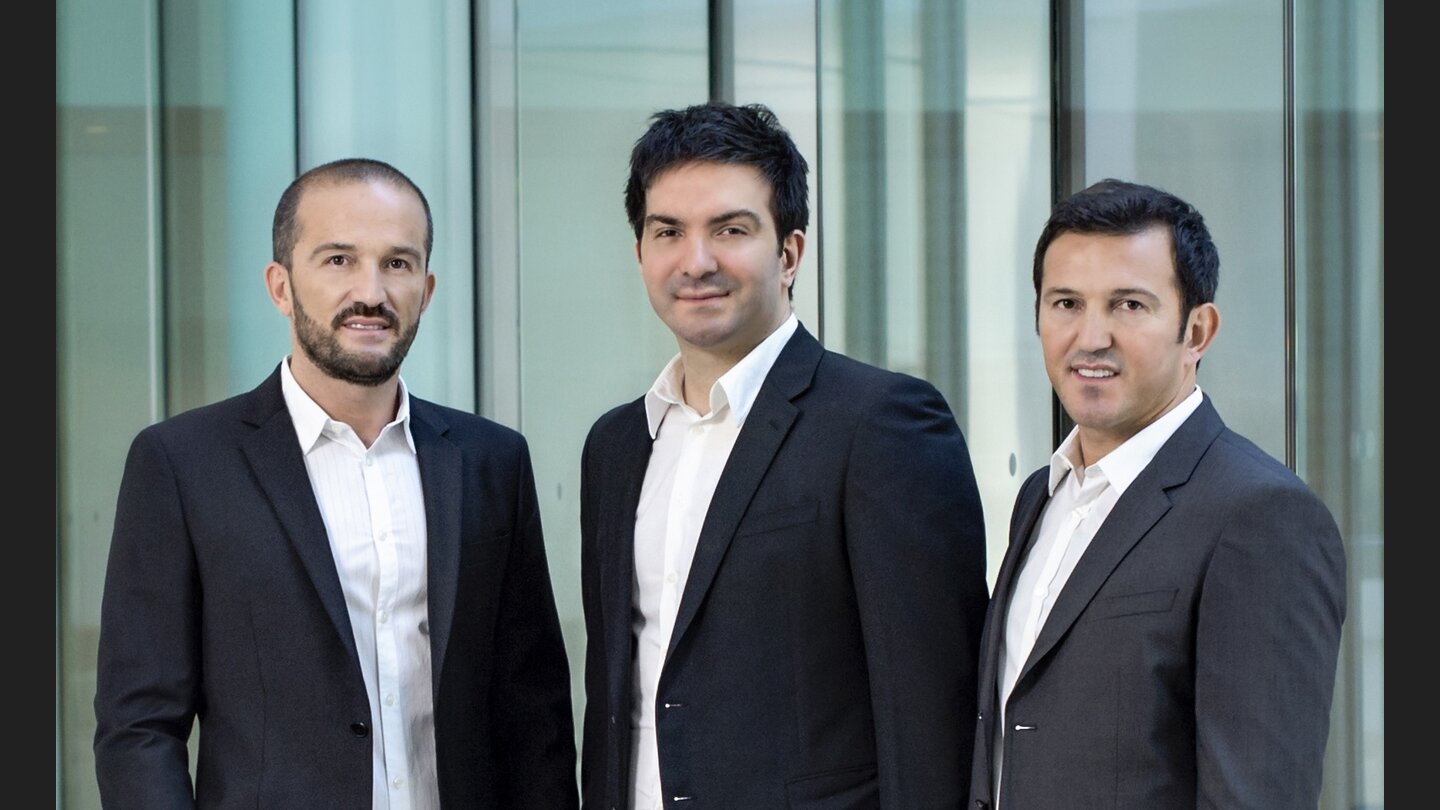 Crytek in NotIm Juni berichtet GameStar über Geldprobleme beim deutschen Vorzeigeentwickler Crytek, der zunächst dementiert, seine Finanznot in den Folgemonaten aber nicht mehr kaschieren kann. Die Zweigstelle im englischen Nottingham wird erst bestreikt und dann geschlossen. Die Rechte an der Marke Homefront werden an Koch Media abgestoßen, das Crtyek-Studio in Austin, Texas feuert Mitarbeiter, namhafte Designer verlassen das Unternehmen.
Nach dem Aderlass hat sich die Lage wieder stabilisiert, Gerüchten zufolge auch dank eines neuen Investors. Laut dem Firmengründer Cevat Yerli (Foto, Mitte) wurzelte die Schieflage im neuen Free2Play-Fokus des Studios, die zu »reduzierten Kapitalressourcen« geführt habe. So kann mans auch sagen.