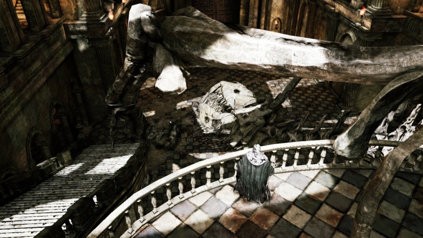 Dark Souls 2Noch schläft der Skelettdrache, doch schon bald wird er sich losreißen, die Wände wackeln lassen und auf Sie zustürmen. Da sind Reflexe gefragt.