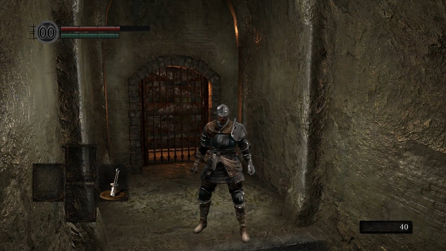 Dark Souls: RemasteredDas Remaster ist dagegen um einiges heller und zeigt dadurch auch mehr von der Spielwelt. Im Hintergrund strahlt sogar das Licht einer Fackel an die Wand.