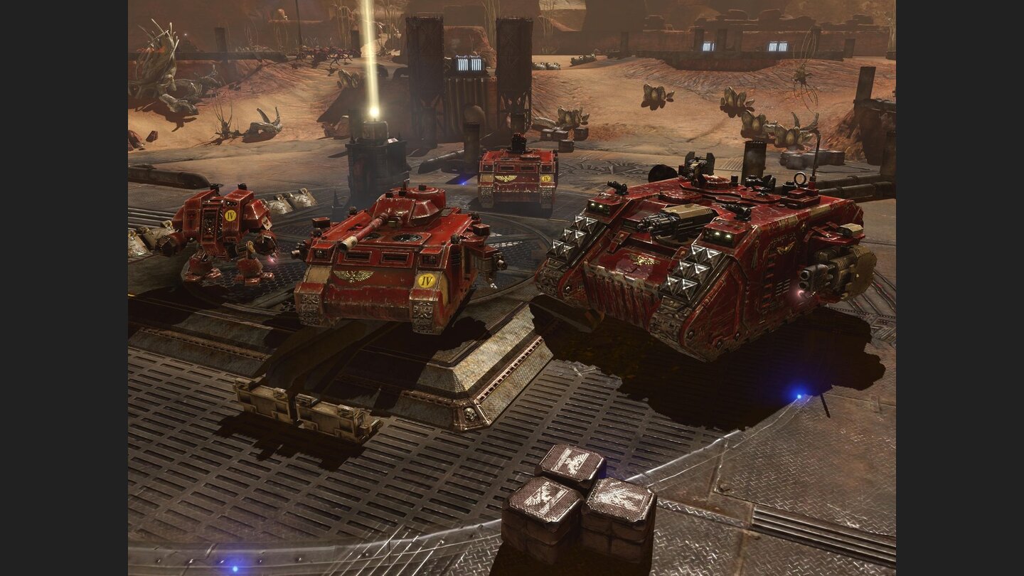 Dawn of War 2: RetributionDer Fuhrpark der Space Marines wird durch den Land Raider (rechts) ergänzt, der Truppen transportiert, heilt und nebenbei munter flammt.