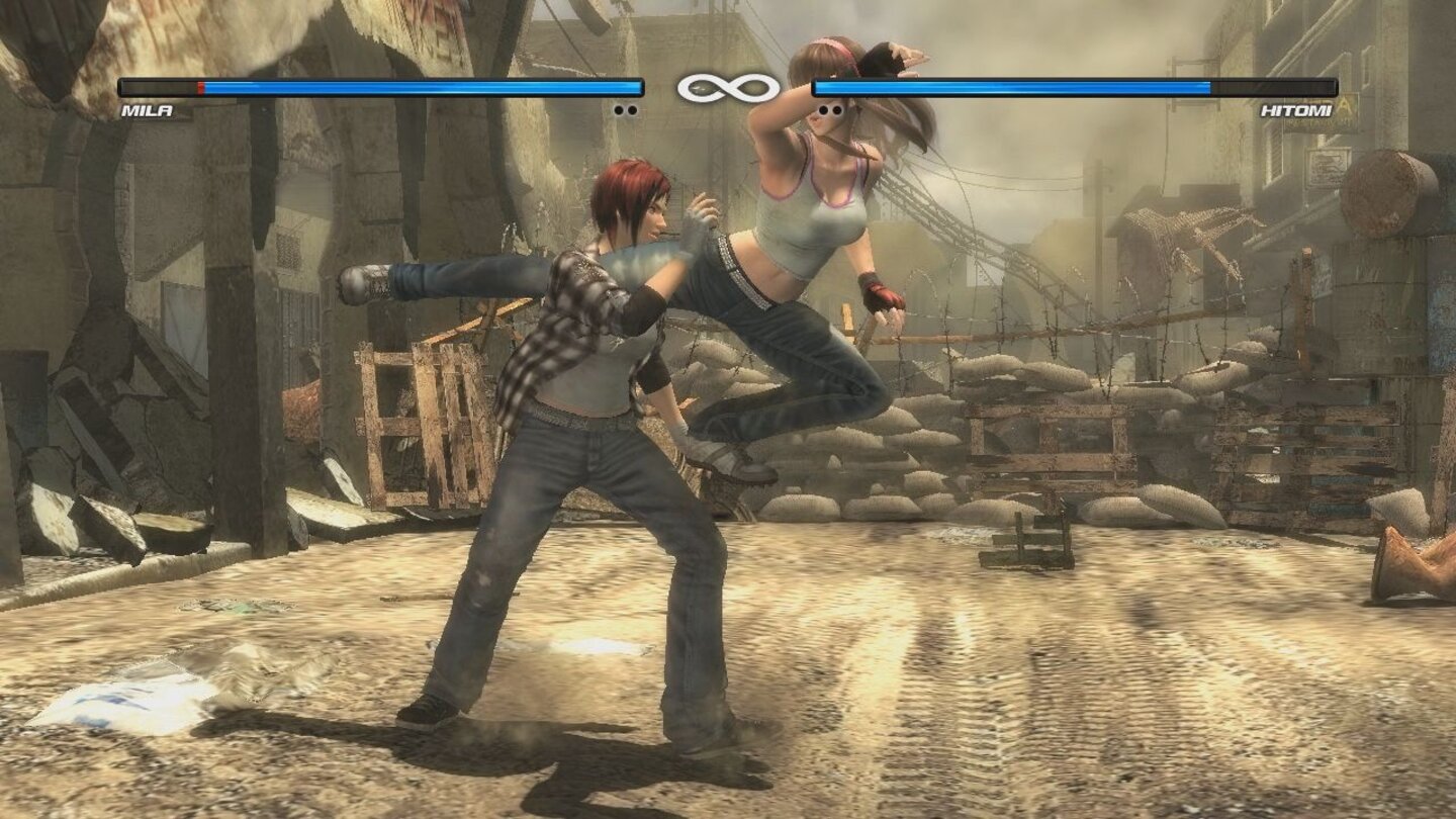 Dead or Alive 5Solche Clippingfehler gibt es zwar zuhauf, doch fallen sie während des pfeilschnellen Spielgeschehens nicht störend auf.