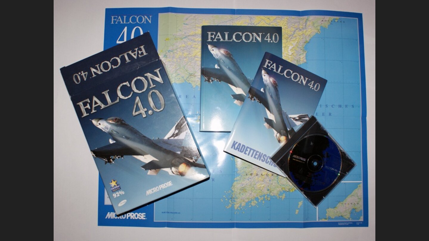 Der Hardcore-Simulation lag aber nicht nur das steinschwere Handbuch bei, sondern auch noch ein Kadettenschule-Booklet und eine Südost-Asien-Gebietskarte.