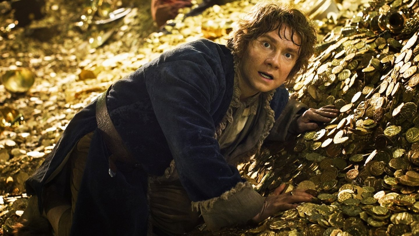Der Hobbit: Smaugs EinödeOh oh: Auf Smaugs Schatzberg begegnet Bilbo dem von Benedict Cumberbatch im Original hervorragend vertonten Drachen.
