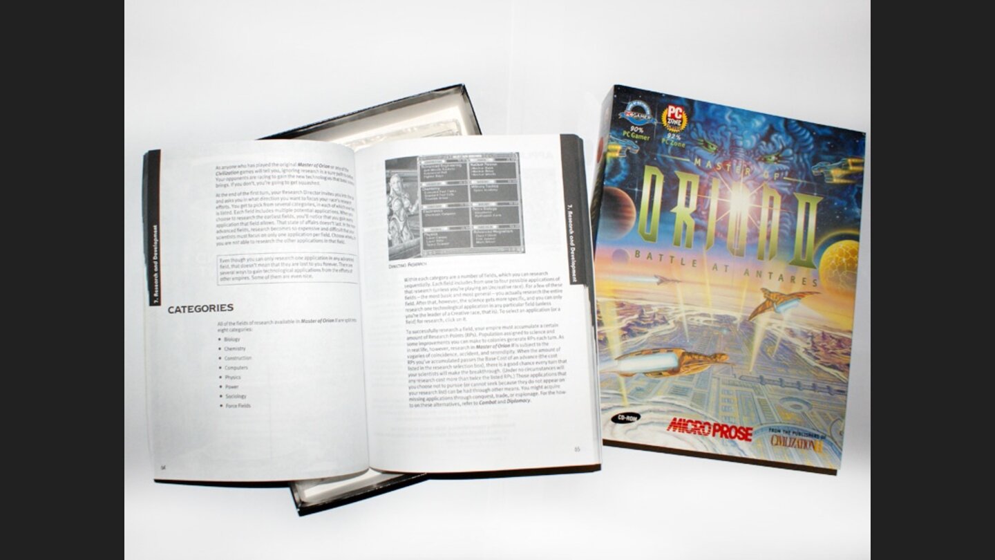 Der hochkomplexen Rundenstrategie-Serie Master of Orion lagen ebenfalls immer ausführliche Handbücher bei. Zwar nur in Schwarz-Weiß, dafür aber mit sehr vielen Erklärungen und Tipps.