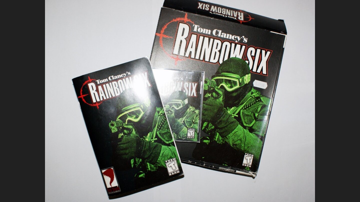 Der Ur-Vater aller Taktik-Shooter Tom Clancys Rainbow Six enthielt Genre-typisch nur ein mittelstarkes Handbuch und die Spiel-CD.