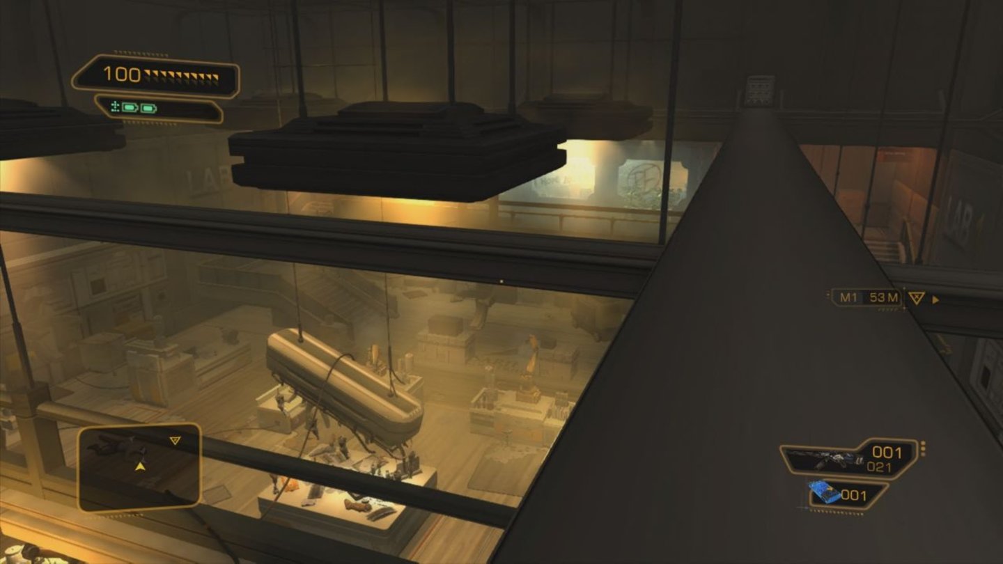 Deus Ex: Human Revolution - Director's Cut (Wii U)Stellen wir uns clever an, können wir größere Räume komplett umgehen, wie hier etwa über einen Stahlträger knapp unter der Decke.