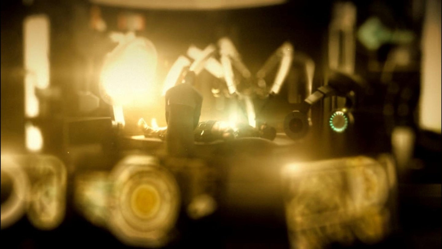 Deus Ex: Human RevolutionZu Beginn des Spiels muss Jensen eine folgenschwere Operation über sich ergehen lassen.