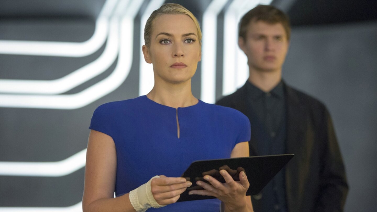 Die Bestimmung - InsurgentJeanine Matthews (Kate Winslet) überwacht in gewohnt unterkühlter Manier, wie sich Tris (Shailene Woodley) in ihren Prüfungen schlägt.
