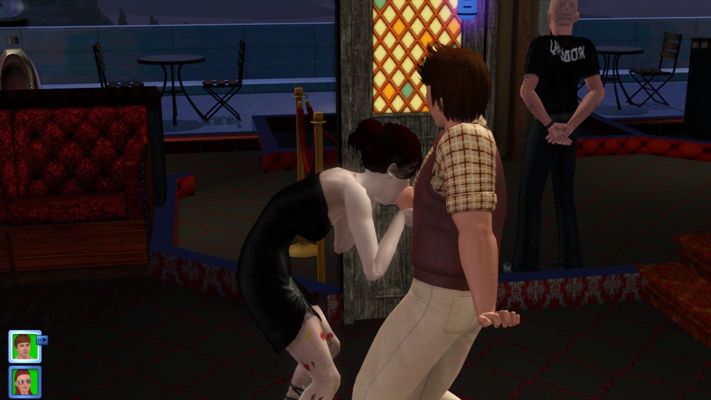 Die Sims 3: Late NightDann kann Schmonzo die Vampirin Elvira bitten, ihn zu beißen – »umwandeln« heißt das im Spiel.