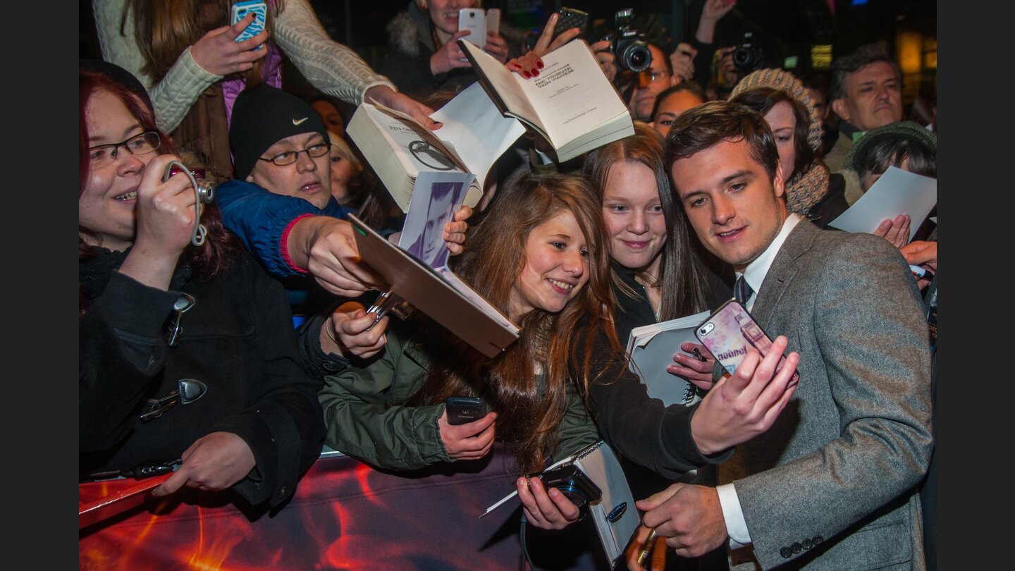 Die Tribute von Panem 2: Catching Fire Bei der Deutschlandpremiere in Berlin war Autogramme geben angesagt. Josh Hutcherson verriet uns außerdem, dass Teile des dritten Teils in der Hauptstadt gedreht werden sollen.