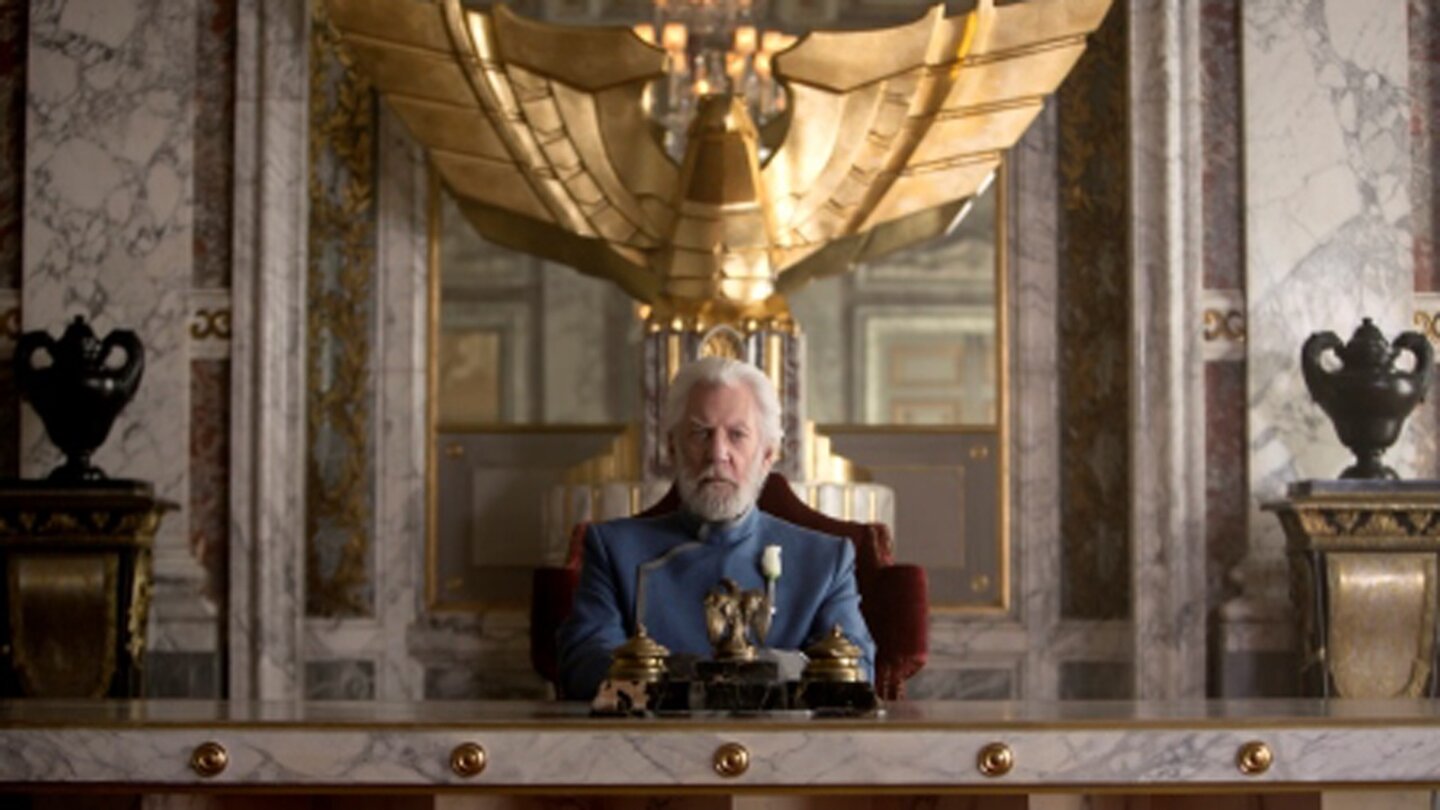 Die Tribute von Panem: Mockingjay - Teil 1Präsident Snow (Donald Sutherland) führt die Militärdiktatur mit eiserner Hand.