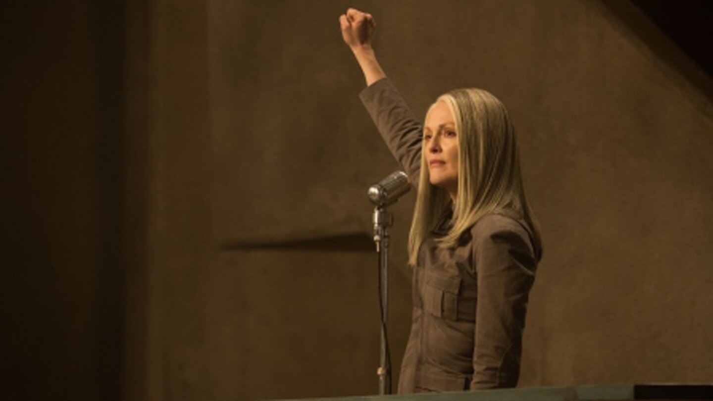Die Tribute von Panem: Mockingjay - Teil 1Was führt Präsidentin Coin (Juliane Moore) wirklich im Schilde?