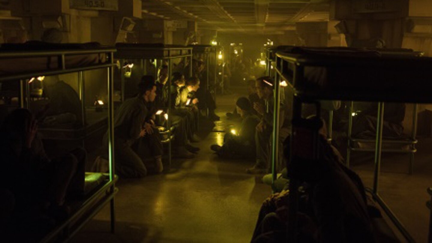Die Tribute von Panem: Mockingjay - Teil 1Die beklemmende Atmosphäre in den Schächten von Distrikt 13 drücken deutlich aufs Gemüt.