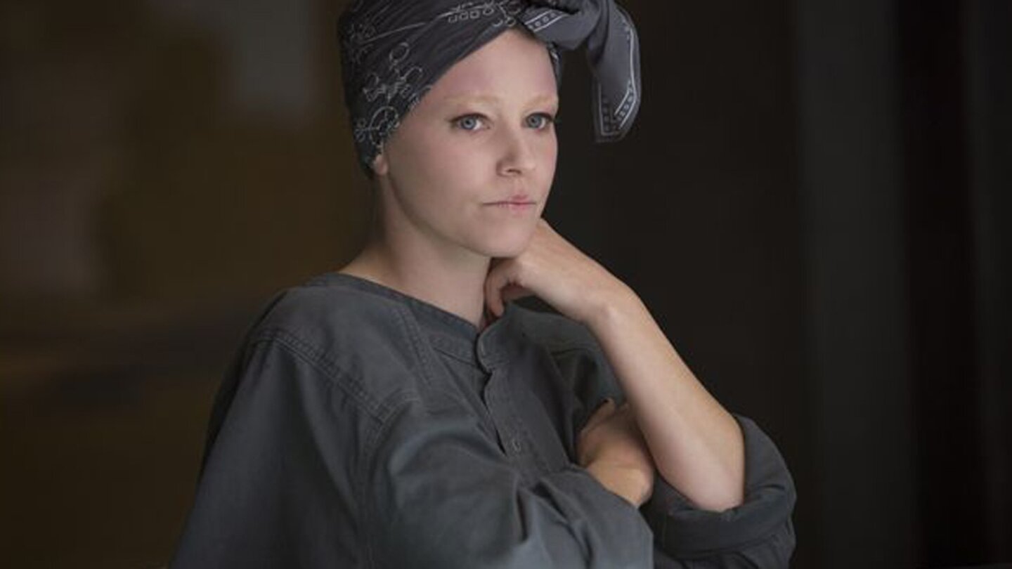 Die Tribute von Panem: Mockingjay - Teil 1Die Rolle der Effie Trinket (Elizabeth Banks) kommt im letzten Buch gar nicht vor. Aber ihre Comic-Relief-Rolle war zu wichtig für die Geschichte, als sie nicht in den Mockingjay-Filmen mit hineinzunehmen.