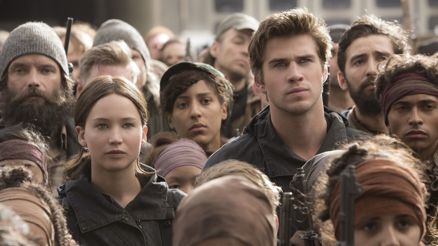 Die Tribute von Panem - Mockingjay Teil 2Um unentdeckt zu bleiben, mischen sich Gale (Liam Hemsworth) und Katniss (Jennifer Lawrence) unters Volk.