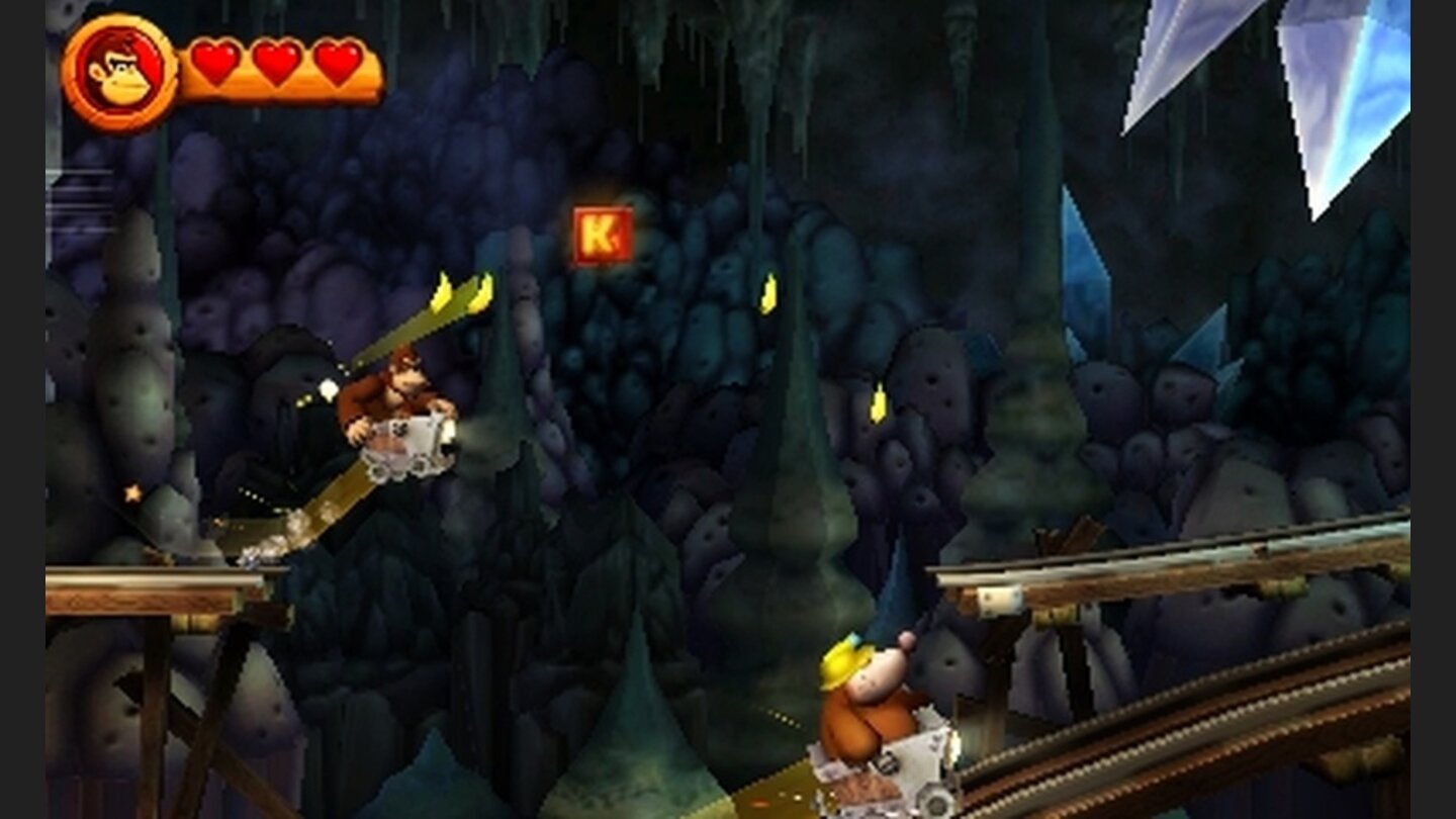 Donkey Kong Country Returns 3DWährend einer Fahrt mit der Lore ist gutes Timing gefragt. Um alle K-O-N-G Buchstaben und Puzzleteile zu erwischen, sind manchmal millimetergenaue Sprünge notwendig.