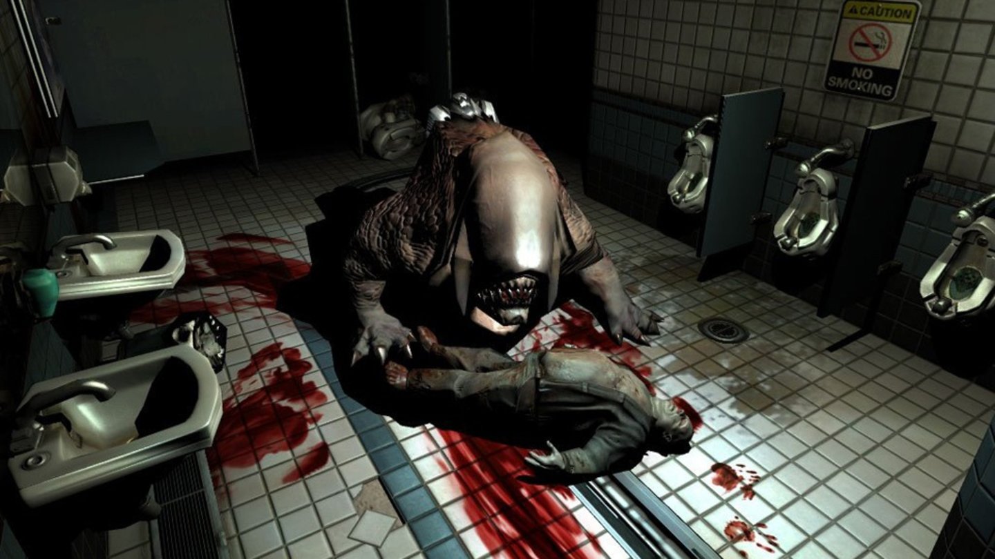 Doom 3 (2004)Doom 3 ist kein Gruselspiel. Es ist ein Schockspiel. Denn es wirft dem Spieler seine Monster dann entgegen, wenn er es am wenigsten erwartet. Durch die Laborwand bricht ein Hellknight, durch die gerade geöffnete Tür hechtet ein Imp, aus der schattigen Ecke saust ein brennender Höllenschädel. Ruhige Passagen unterbricht Doom 3 immer wieder mit Schockmomenten, nirgendwo kann man sich sicher fühlen. Aus dieser Furcht vor dem Unerwarteten schöpft id Softwares Shooter seine pulstreibende Spannung - ebenso wie aus seiner grandiosen Soundkulisse. Es kommt unweigerlich der Punkt, an dem man sich nicht durch einen engen Gang traut, weil vom anderen Ende das Geifern der Cherubs herüberschallt, der ekelhaften Kinderkopf-Dämonen. Oder das Staksen der spinnenhaften Trites. Das Schockelement nutzt sich allerdings irgendwann ab. Wenn hinter jeder zweiten Tür ein Imp hockt, wird’s dröge. Zumal man die Monster, wenn sie erstmal aufgetaucht sind, ganz schnell wieder ins Jenseits blasen kann. Schließlich ist der Held von Doom 3 kein zerbrechlicher Schleicher, sondern ein waffenstarrender Marine. Der eigentlich vor gar nix Angst haben muss.