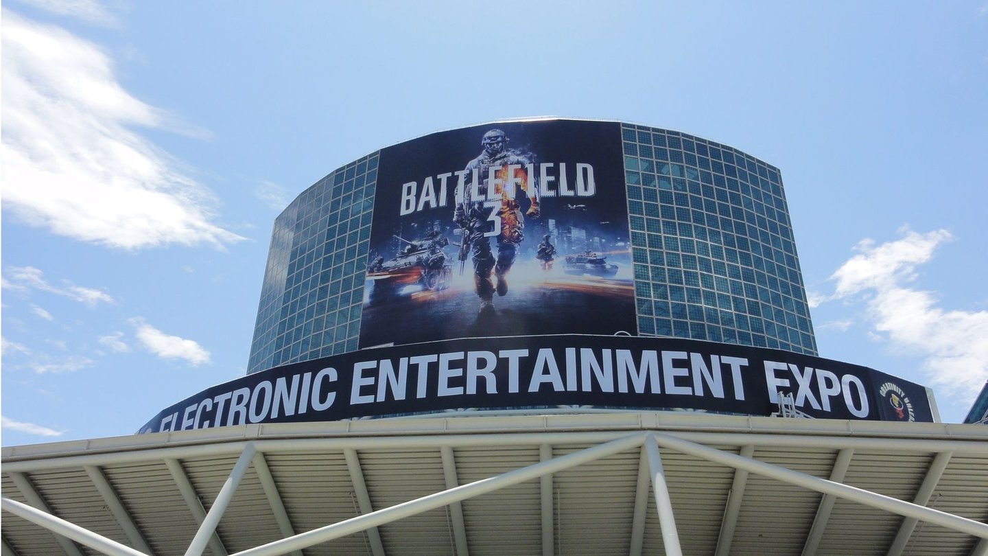 E3 2011: Schlacht um AufmerksamkeitEA dominiert mit Battlefield 3 den Haupteingang zur Southhall und ist plakattechnisch der Überflieger der Show – zumindest auf den ersten Blick.