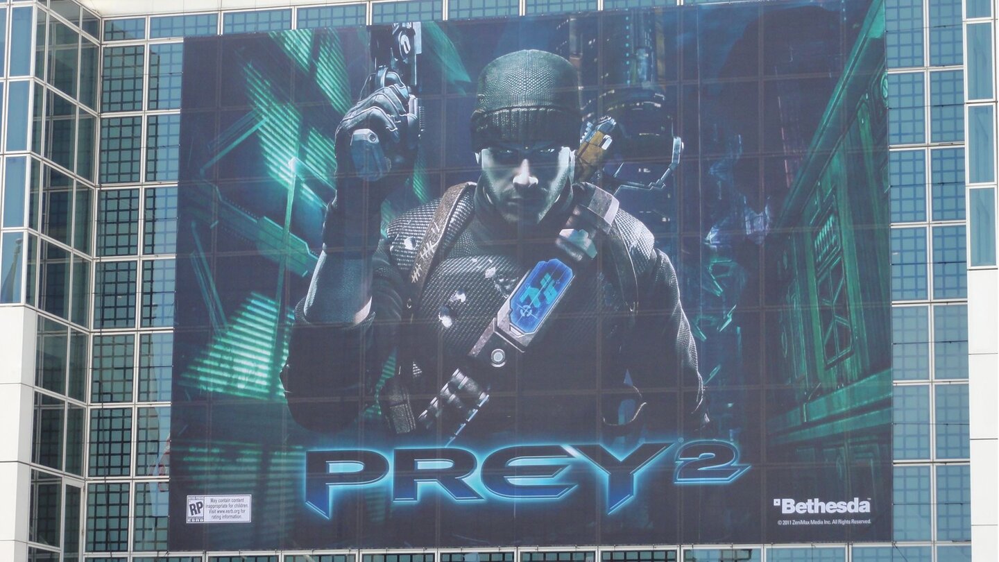 E3 2011: Schlacht um AufmerksamkeitEin Stoßgebet für Prey 2: Die Plakate ragen schon mal gen Himmel, mal sehen, was auf der E3 2011 inhaltlich rüber kommt.