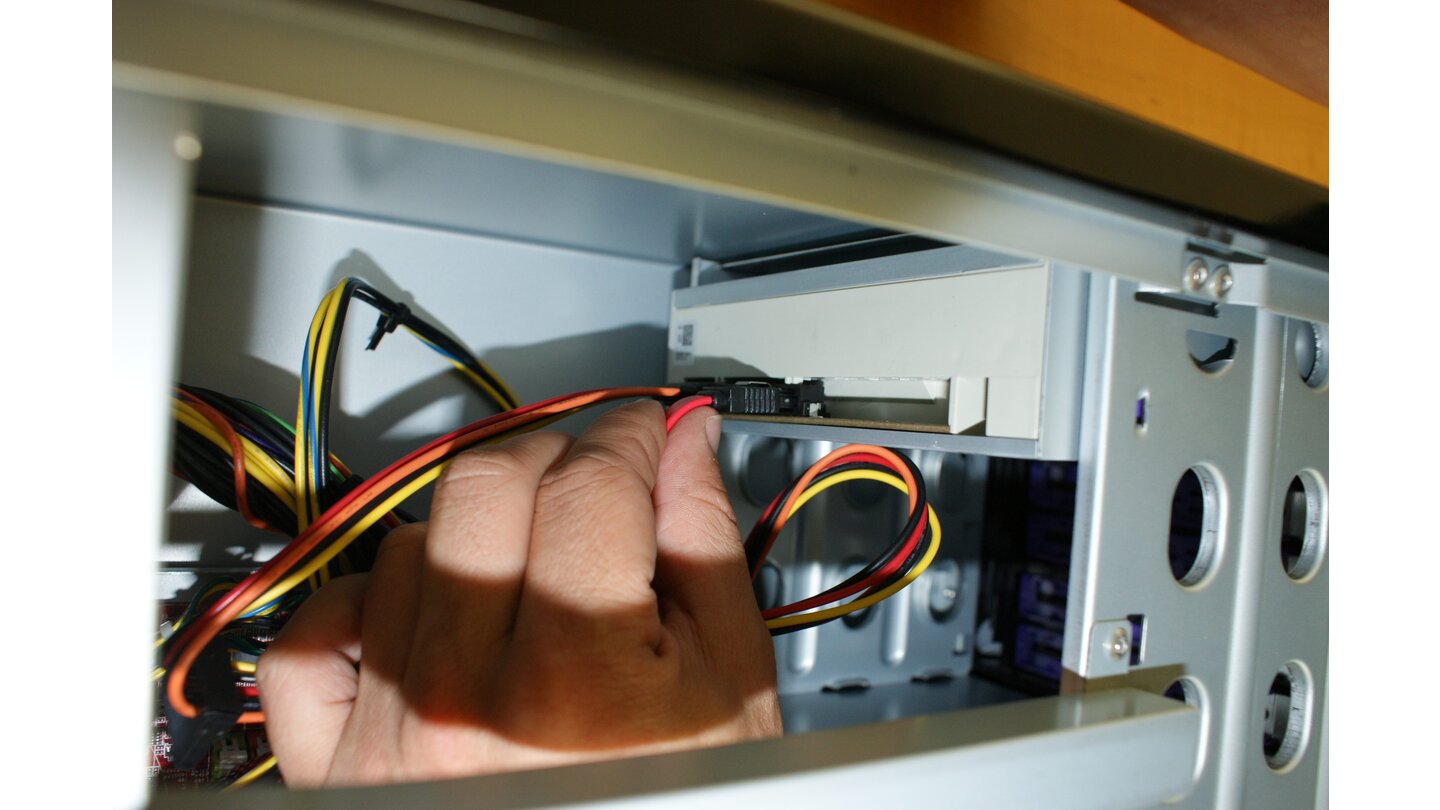 Der Strom- und Datenanschluss des Brenners funktioniert genau wie bei den Festplatten. Sie benötigen ein Stromkabel mit SATA-Stecker sowie ein SATA-Datenkabel, das Sie mit einem der noch freien SATA-Anschlüsse des Mainboards verbinden.