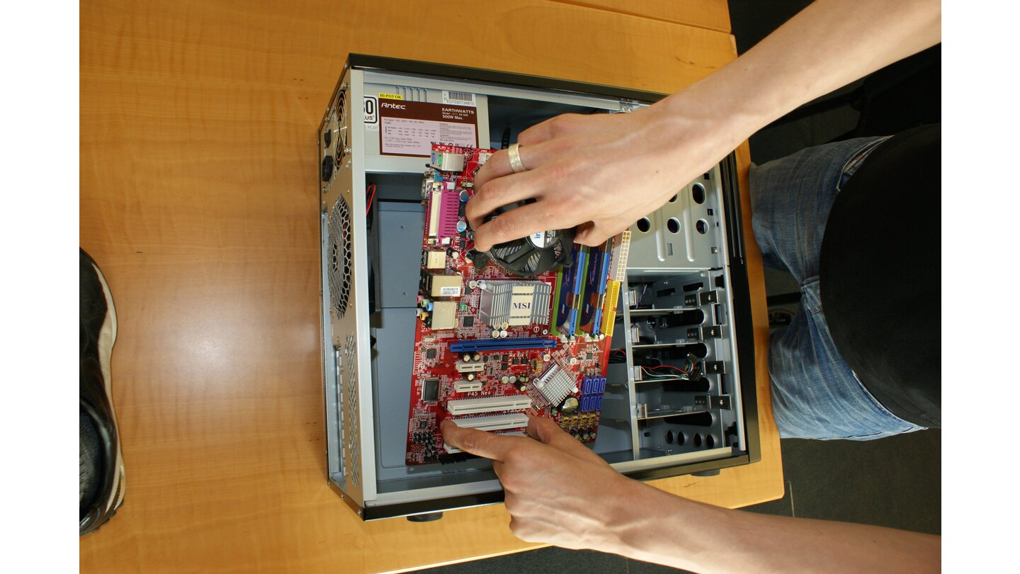Im nächsten Schritt bauen Sie das Mainboard samt CPU, Kühler und Arbeitsspeicher ins Gehäuse ein.