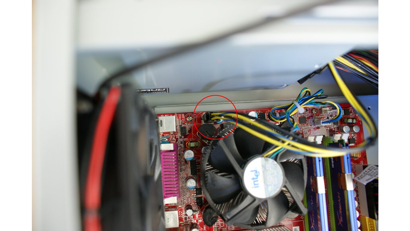 Mit der gleichen Vorgehensweise wie beim 24-Pol-Netzteil-Kabel verbinden Sie den vierpoligen Stromstecker des Netzteils mit dem Anschluss in der Nähe des CPU-Kühlers.