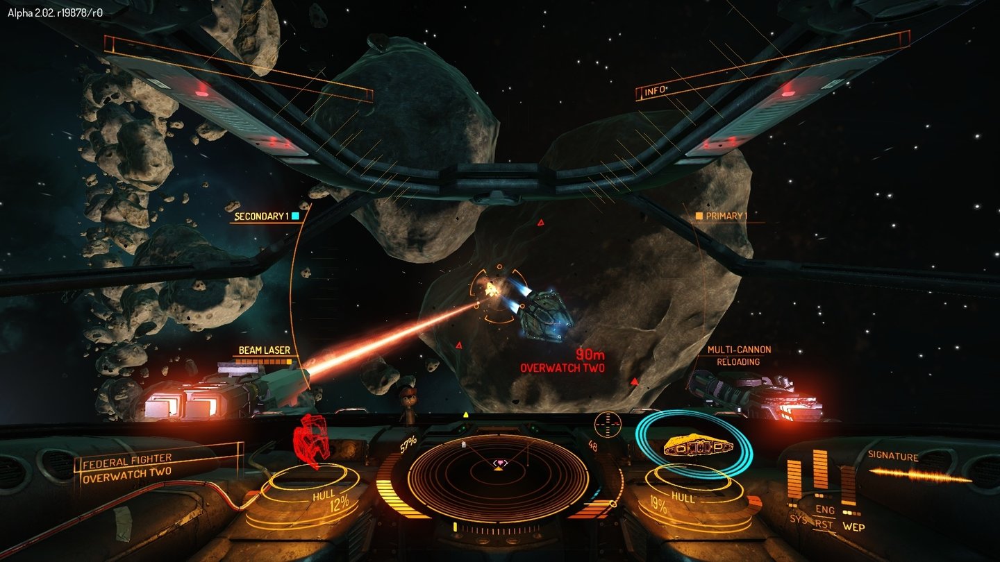 Elite: Dangerous - Screenshots aus der Kickstarter-AlphaDogfight im Asteroidenfeld: Unser Beam-Laser verfehlt den Fighter und trifft den Felsbrocken. Die Multi-Cannon (steuerbord) lädt noch gemütlich nach.