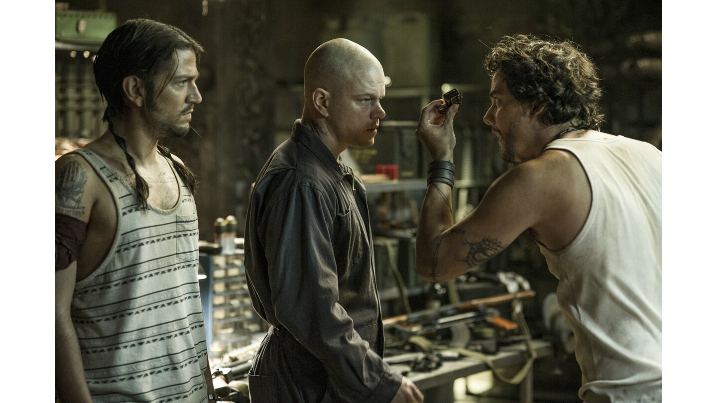 ElysiumDiego Luna (Julio) Matt Damon (Max) und Wagner Moura (Spider) bereiten eine Mission vor.