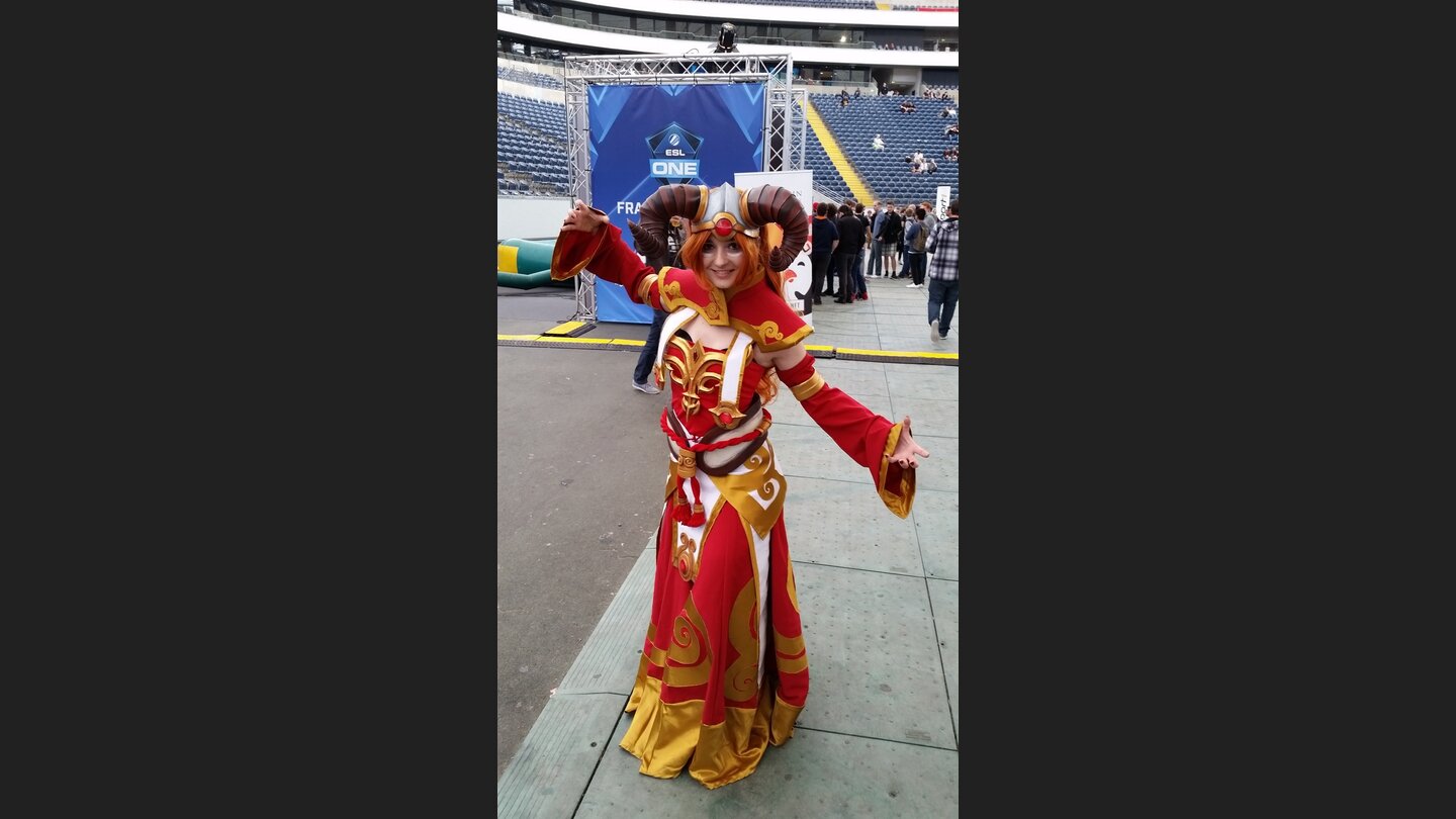 Lina, die Feuermagierin. Die Cosplayerin stammt aus Tschechien und hat 2,5 Monate für ihr Kostüm gearbeitet. Insgesamt gingen dafür um die 200 Euro drauf, aber das ist es wert, wenn man eine coole Pyromanin sein kann!