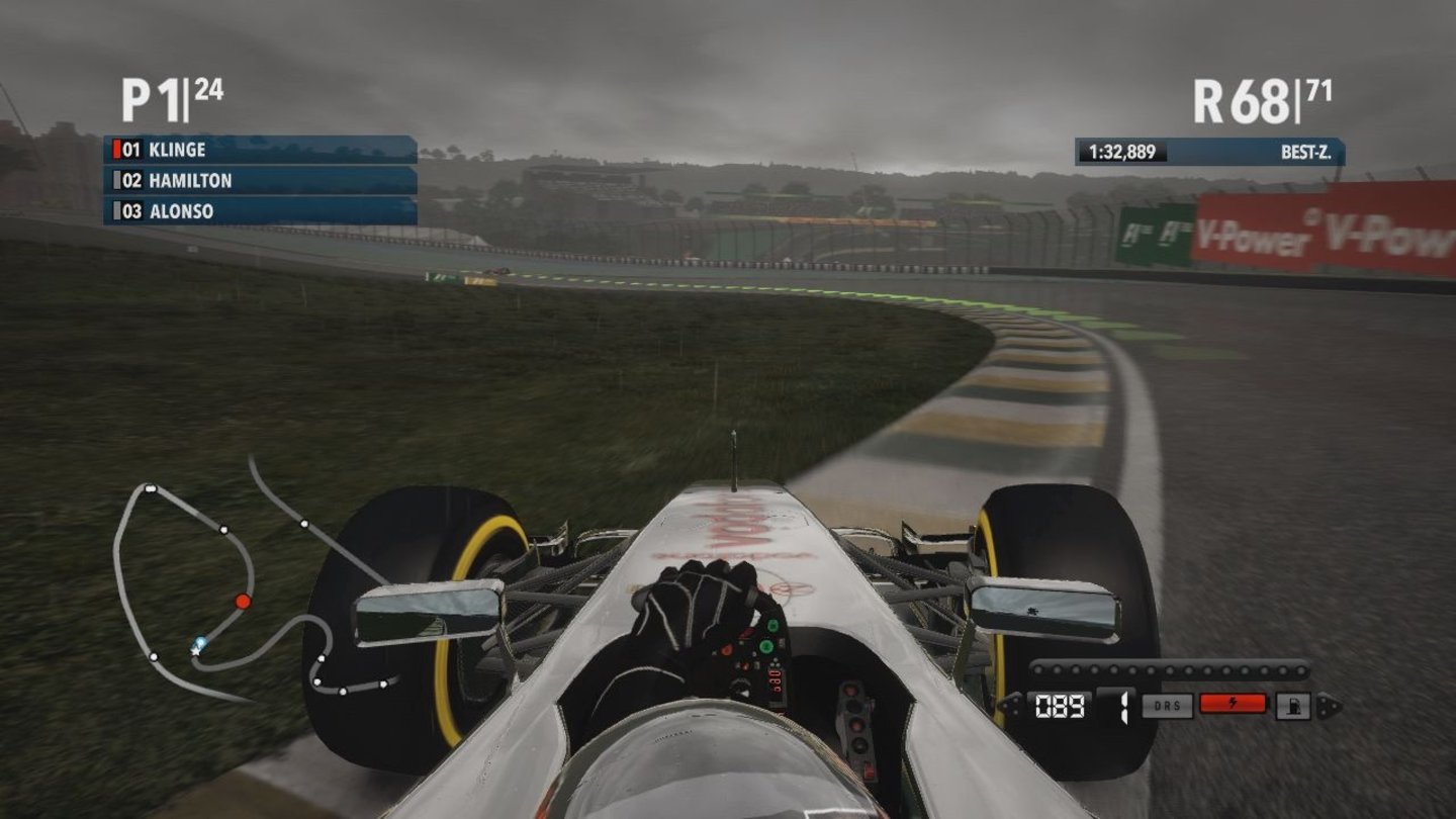 F1 2012 - Screenshots aus der Xbox-VersionAchtung Nässe! Ist der Asphalt vom Regen rutschig, wirkt sich das auch auf das Fahrverhalten aus. Ausflüge ins Kiesbett können die Folge sein.