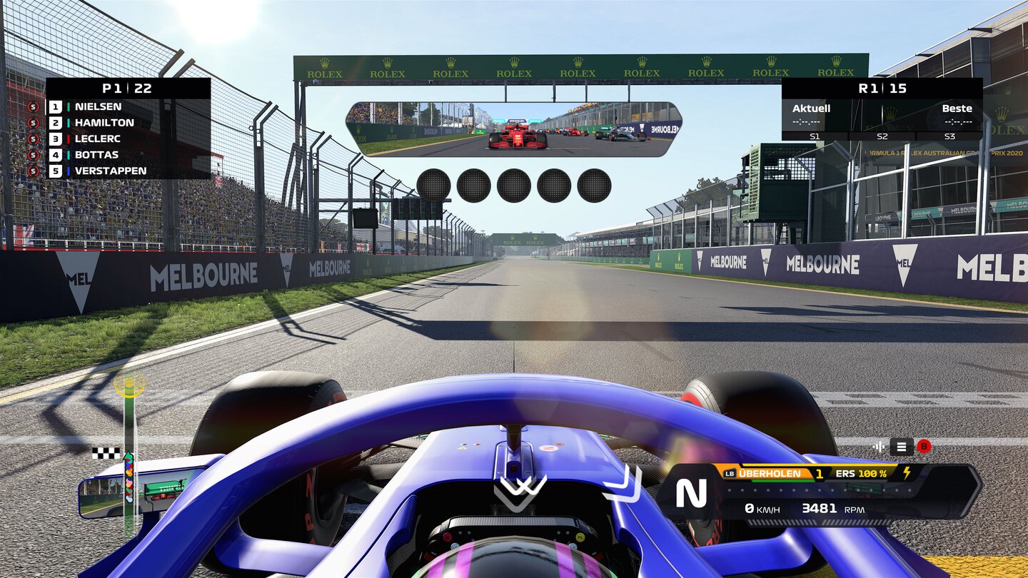 F1 2020Wir starten von der Pole Position. Im Rückspiegel haben wir Leclerc im Auge und sind bereit Angriffe unserer Gegner abzuwehren.