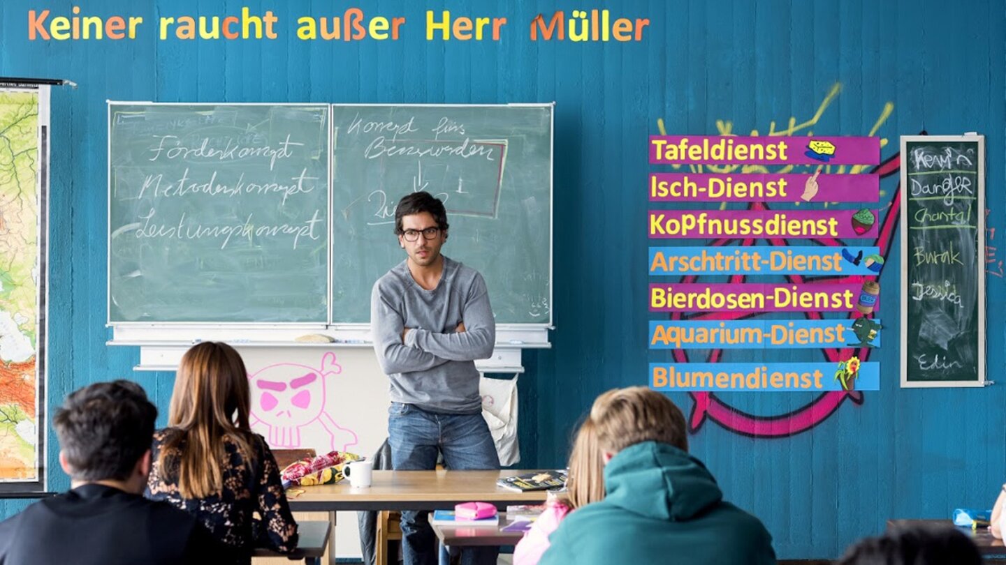 Fack ju Göhte 2Seltener Moment: Herr Müller und die Klasse in ihrem Klassenzimmer.