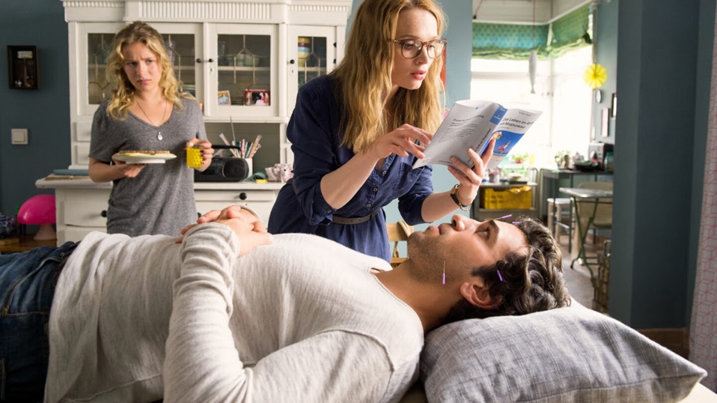 Fack ju Göhte 2Gegen seine Anflüge von Depressionen soll Zeki (Elyas M’Barek) Akupunktur helfen. Zumindest denkt das Lisi (Karoline Herfurth)